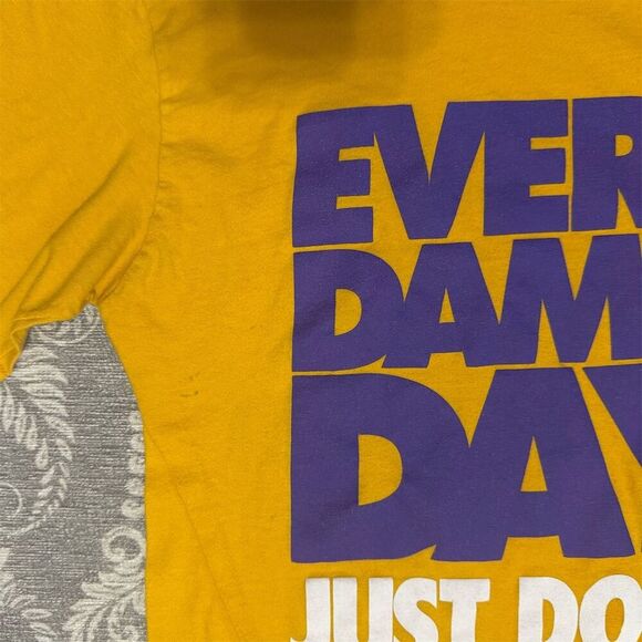 Nike Men's Yellow Graphic Print T-Shirt "Every Damn Day Just Do It" M - Picture 6 of 6